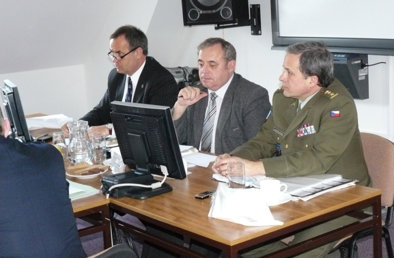 Hejtman Stanislav Eichler (vlevo) řídil jednání Bezpečnostní rady LK, vpravo ředitel KVV Liberec plk. Josef Kulovaný.